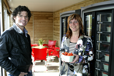 Jan en Birgitte in de aardbeienautomaat in Uden.